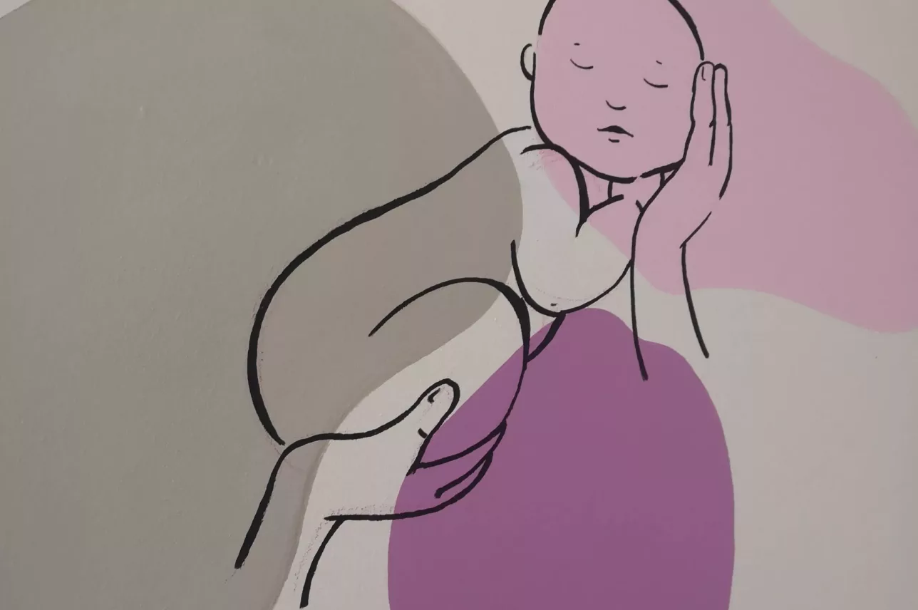 Wandzeichnung Baby in Händen.