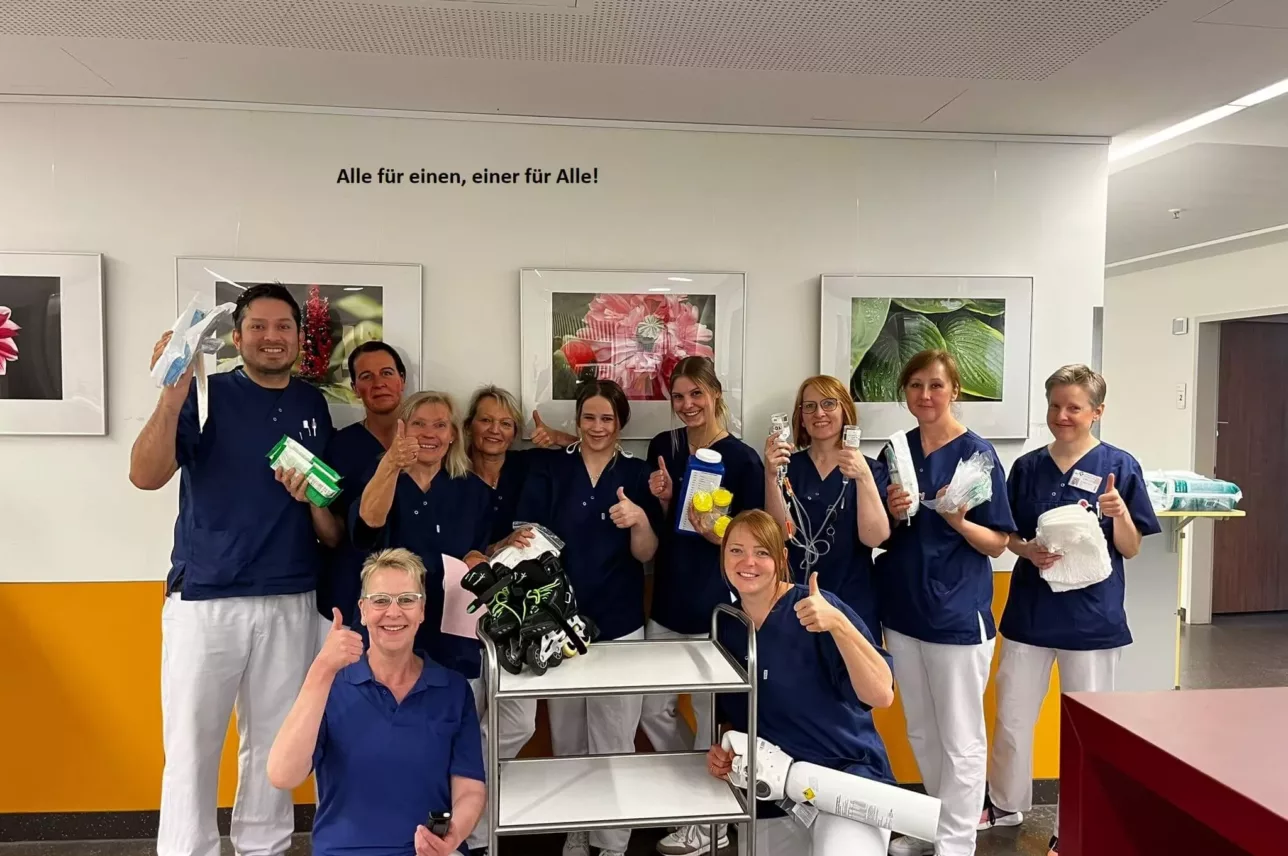 Das Team der Nephrologie des Johannes Wesling Klinikums posiert mit medizinischem Material.